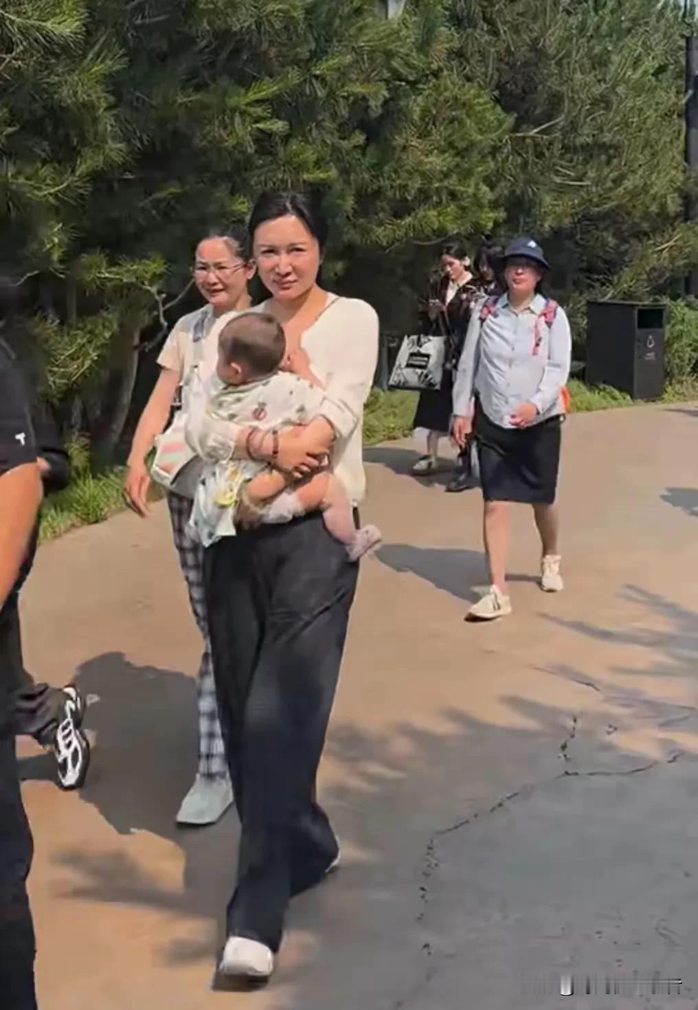 张纪中74岁了把43岁的娇妻拿捏的像个保姆，一起外出，老爷子风风火火，杜星霖委委