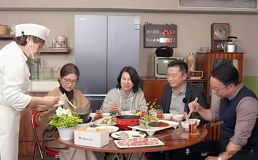 看来这孟羽童和董明珠是真的和好了。这一次去东北，她也出现在了镜头里，两个人坐在