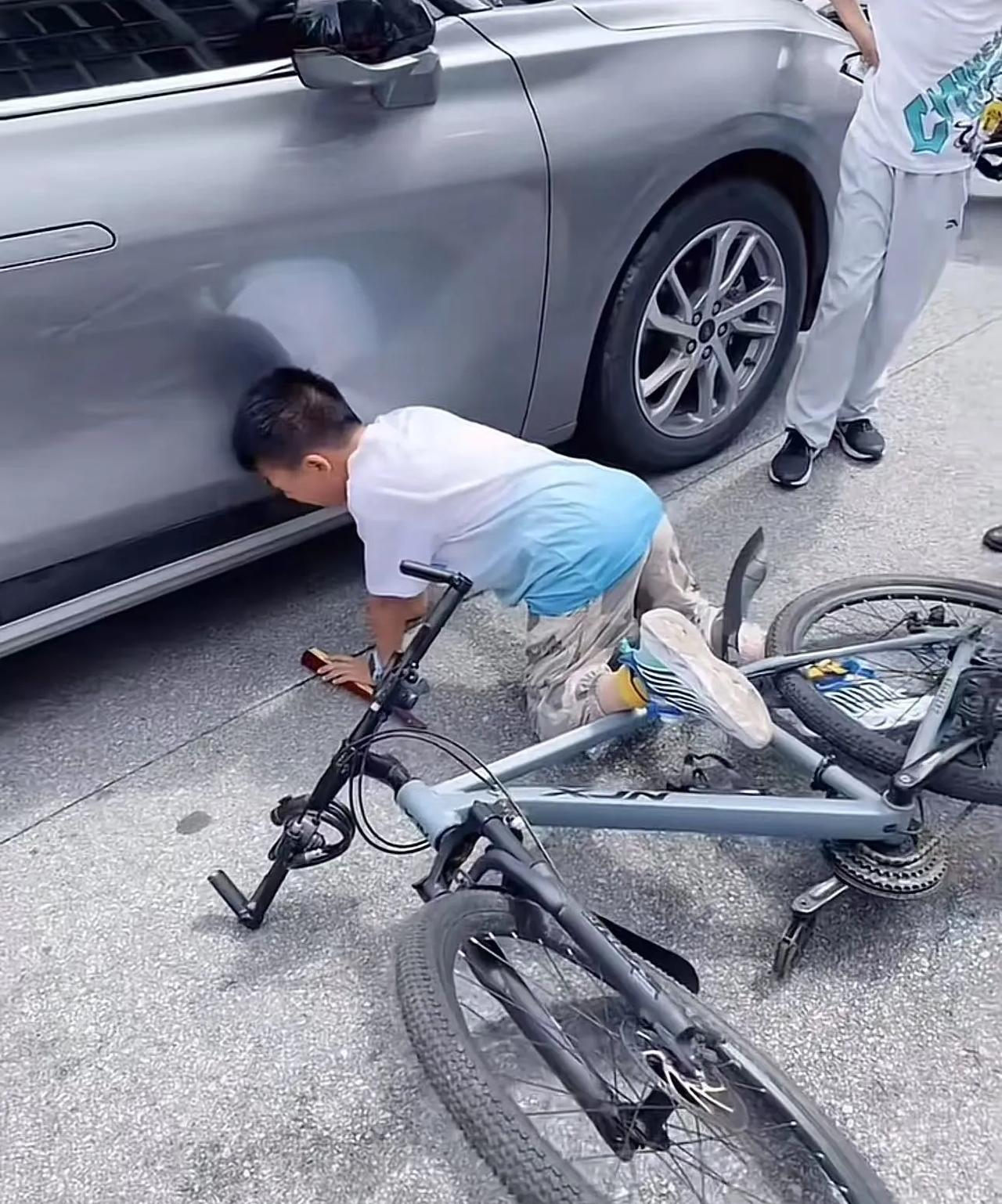 吵翻了！小男孩骑车脚腕卡轮子中间，哇哇大哭，交警的做法引发了争议！交警没有急着去