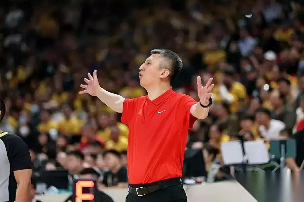 男篮输韩国32分，我突然懂了马健的话——别骂球员，他们说了不算谁进国家队。你