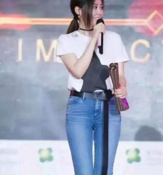 张靓颖的腿居然没有缝隙，她是怎么做到的？