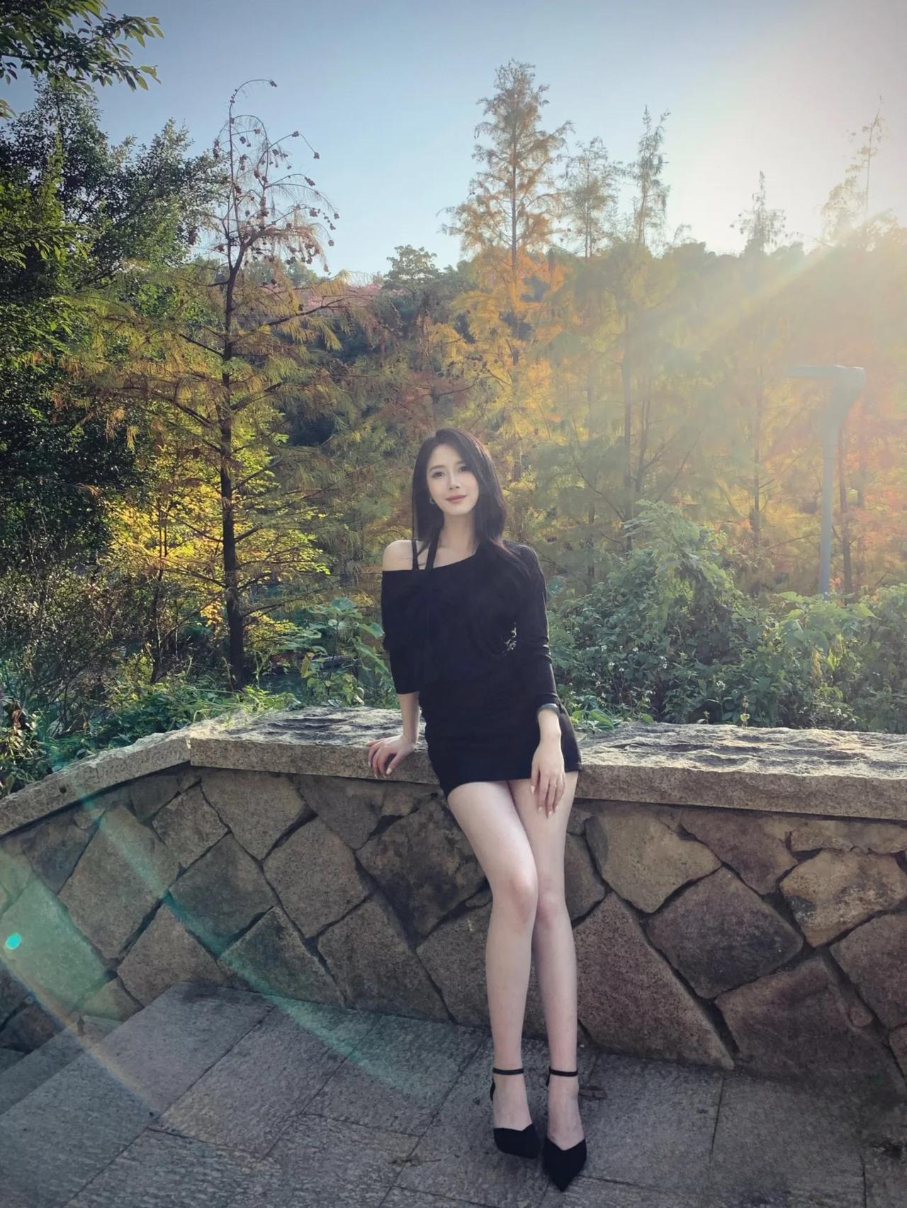 秋日暖阳下的优雅黑裙，与自然融为一体。