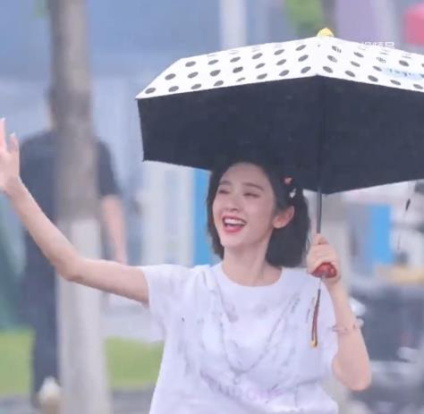 最近唐艺昕在长沙录制浪姐的时候在雨中漫步，贡献了一幕宠粉的名场面，她打着伞在雨中