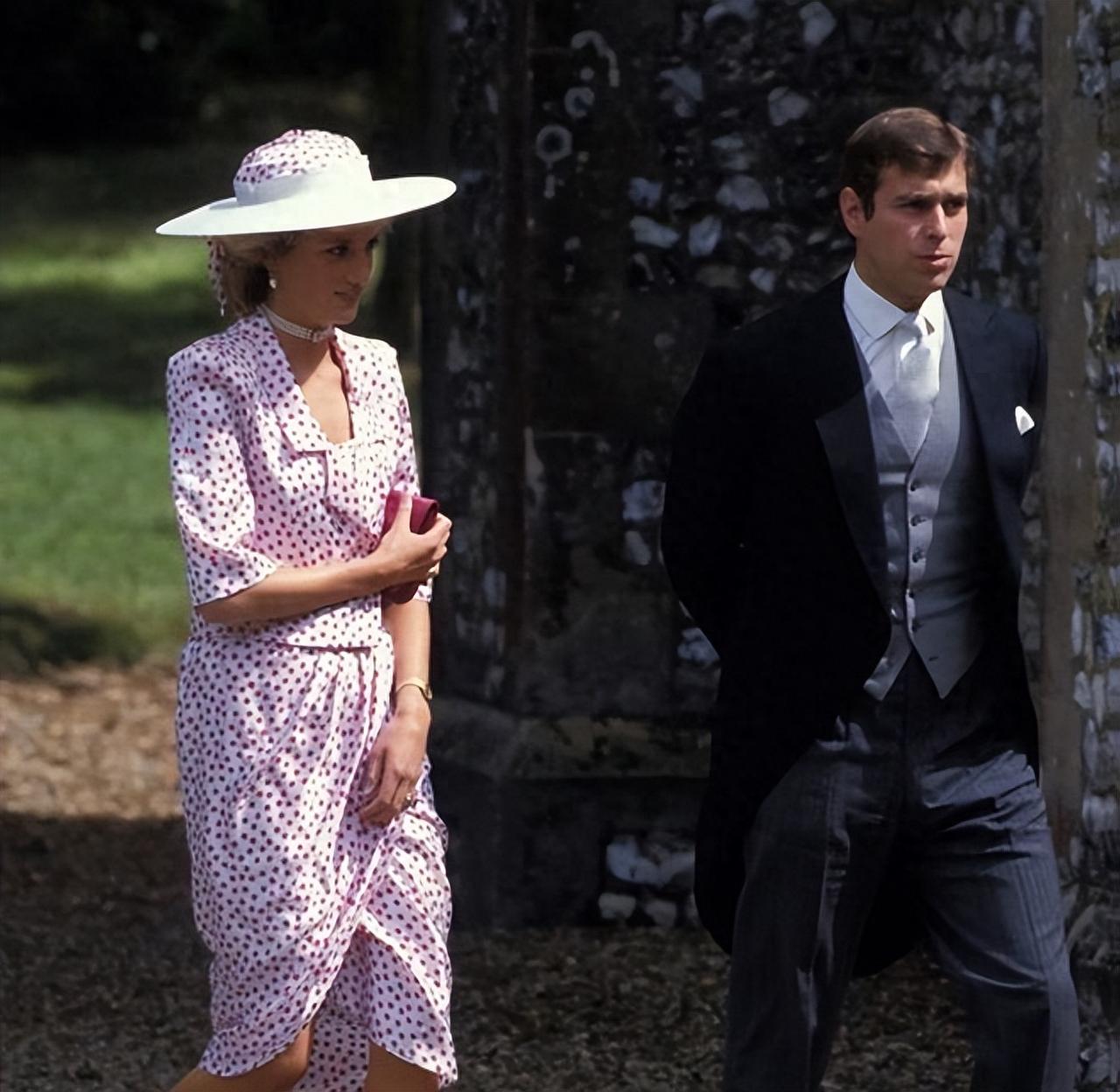 查尔斯三世供养安德鲁王子过着奢靡的生活，给卡米拉王后一家人提供固定收入，为何独独