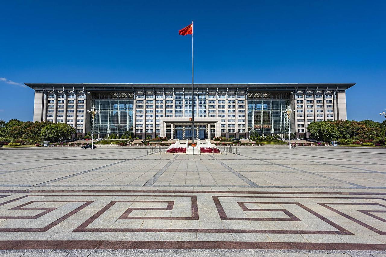 一句问话让领导知道你能堪大用1、当领导问你是否在场时，低情商的回答可能是“在