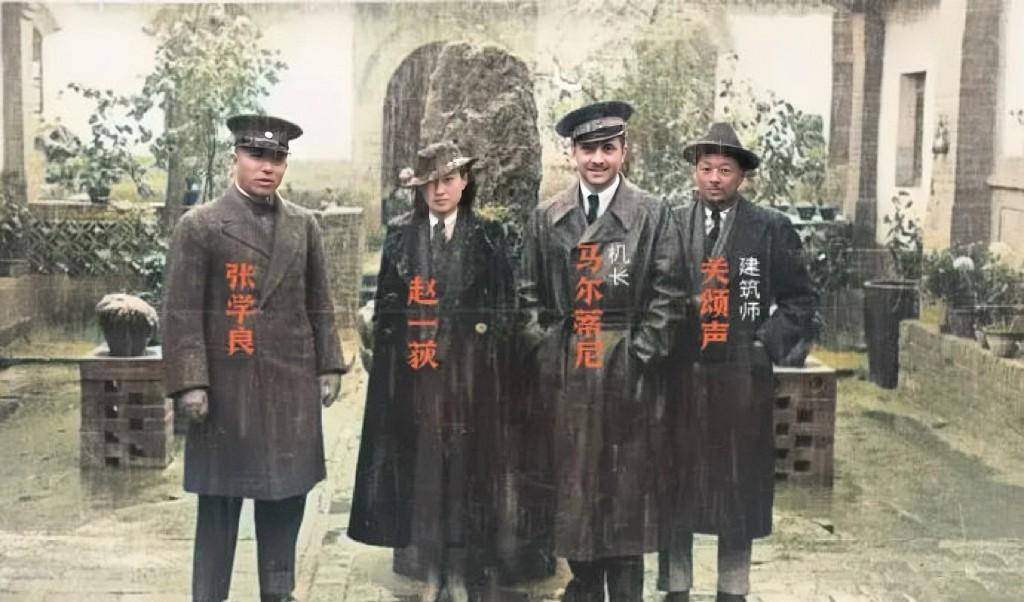 1935年，洛阳，张学良带着“秘书”赵一荻参加飞机培训时的照片，当时正下着大雨，