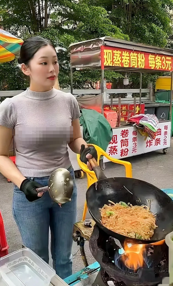 她要是不摘口罩炒面的话，早就是千万网红了！