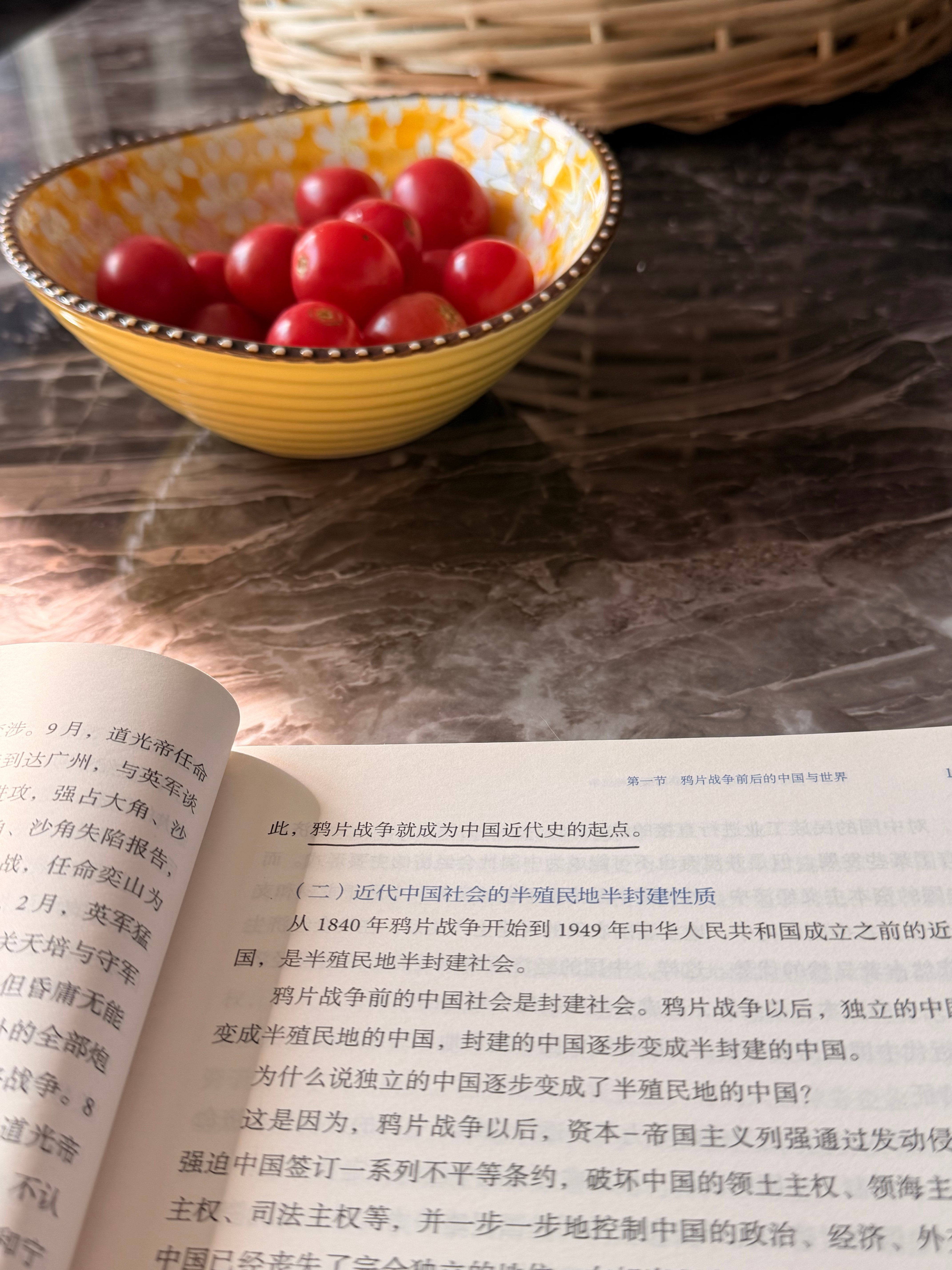 小时候读不懂鲁迅，每次语文考试丢分都丢在这里，现在才明白，生在和平年代的我，又岂