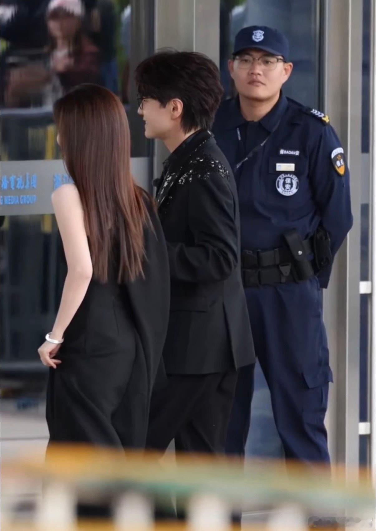 谭松韵黑色长裙天赐的声音红毯镜头下，谭松韵黑色长裙衬得肤色超好，气质温婉大方，颜