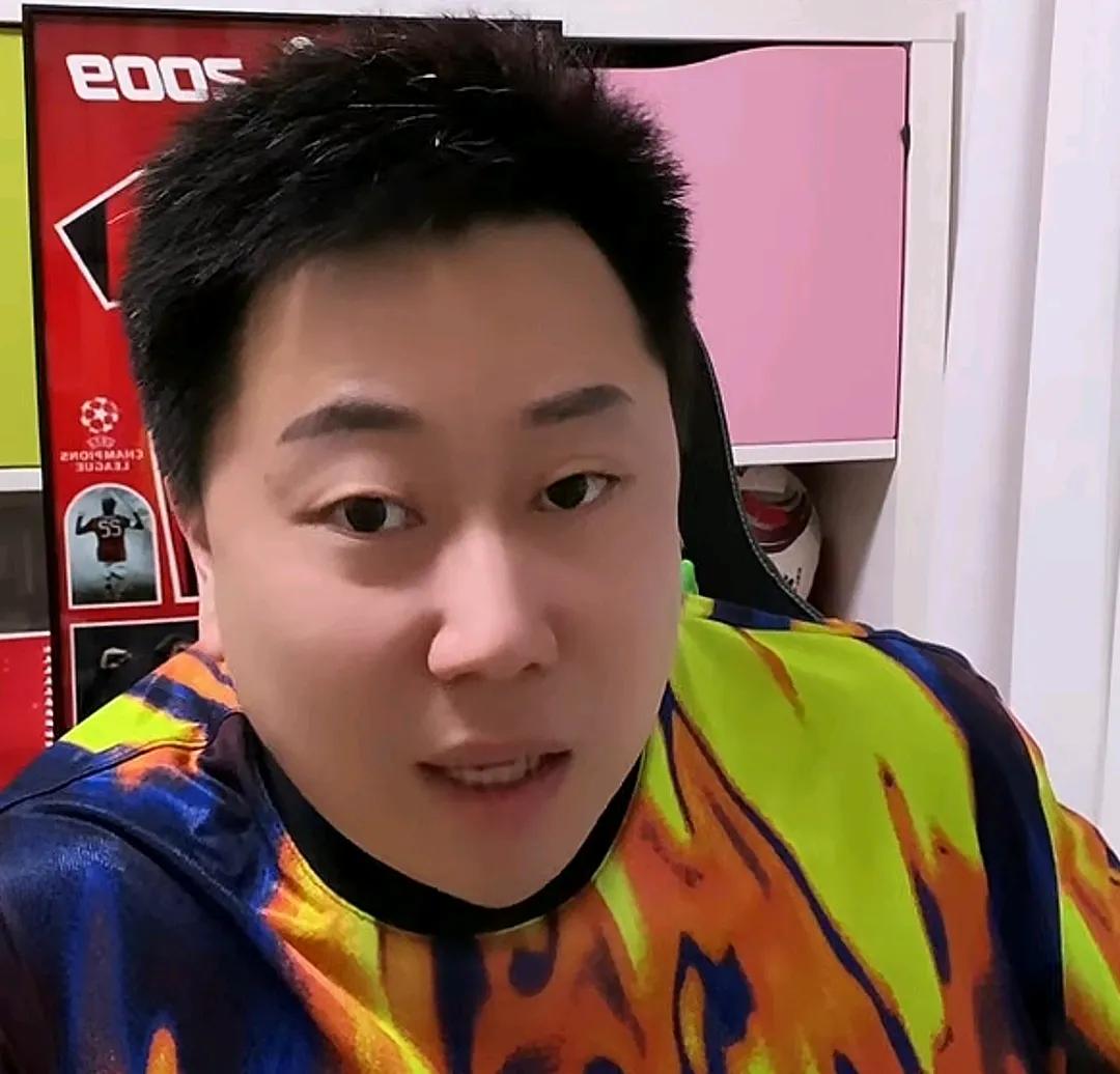 媒体人李宝库直言，潘伟力根本没资格去评判董路。李宝库在直播时表示，潘伟力其实就