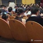 曝唐嫣罗晋经常一起参加女儿活动上海大剧院的灯光柔和地洒在观众席上，唐嫣穿着简约的