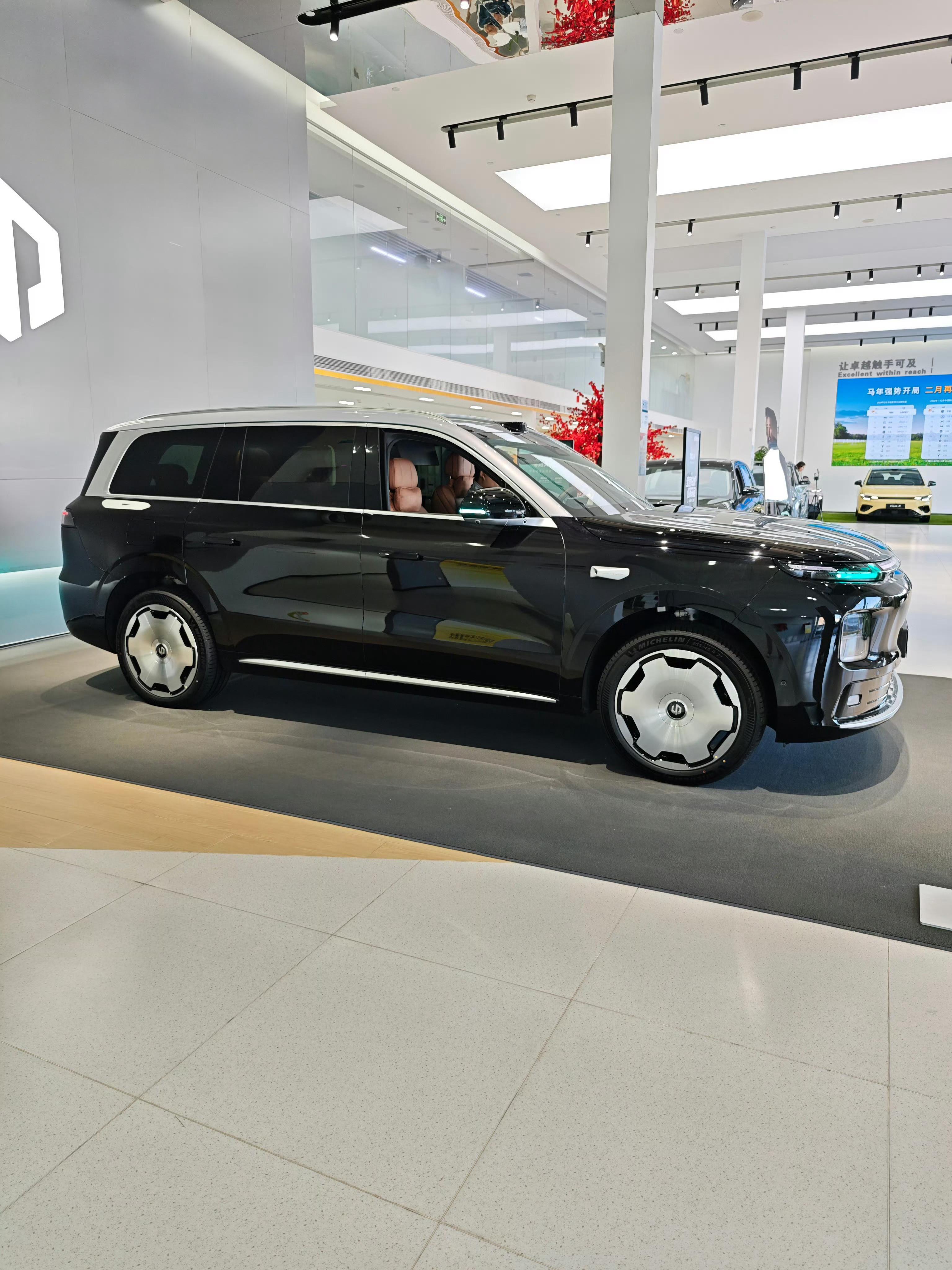 有一说一，零跑D19这个价格真的很炸裂之前我去看完车，原话是「顶配30以内合理、