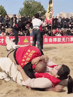 他不是生气，也不是因为鼻子疼，而是因为女子差点给他闷了。不过，摔跤玩归玩、闹归