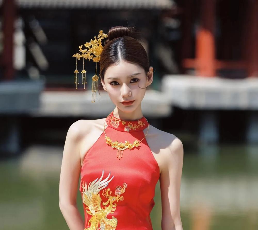 说马筱梅这张脸不入眼。人家婆婆张兰亲口盖章的“从小长得端正”，学生照里眉眼神似民