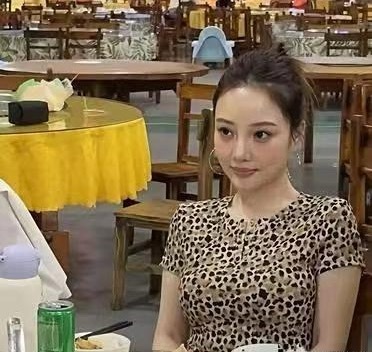 43岁的李小璐没化妆去吃酒席，被网友撞见还拍了照