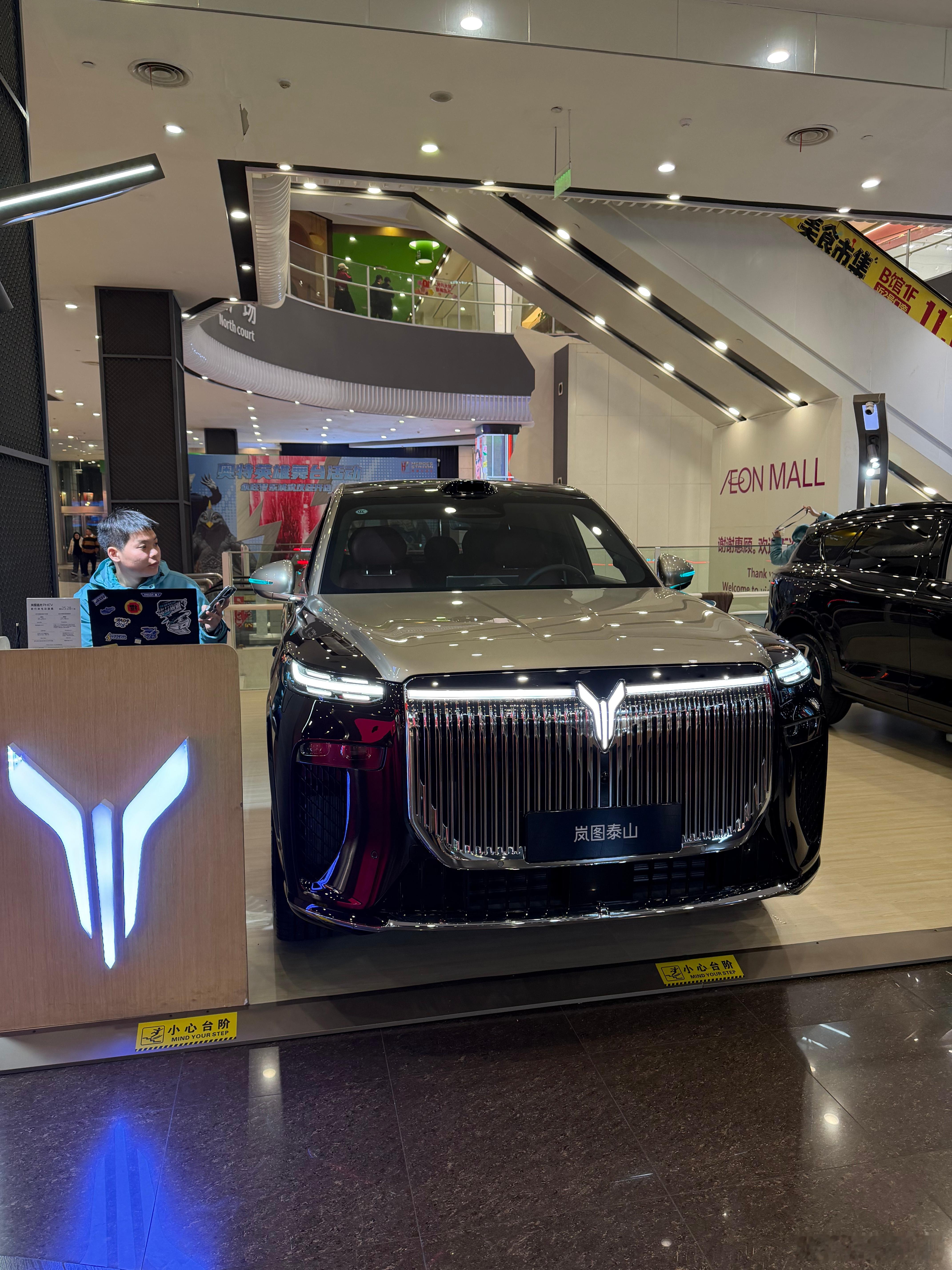 陪老婆逛商场，老婆说这个车头的LOGO要是放在车辆的引擎盖上，弄个劳斯莱斯的小金