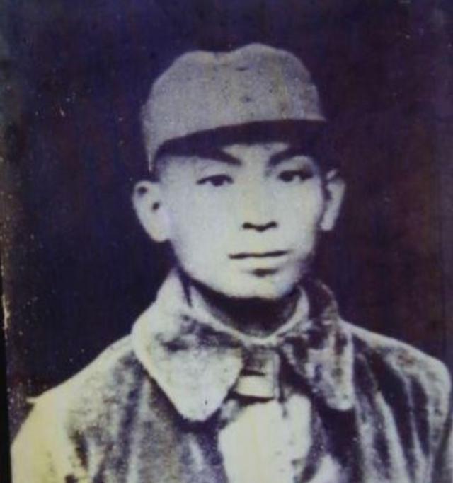 1944年，苏中抗日根据地处于对敌斗争的关键时期。叶飞身着便装，踏入诊所，与