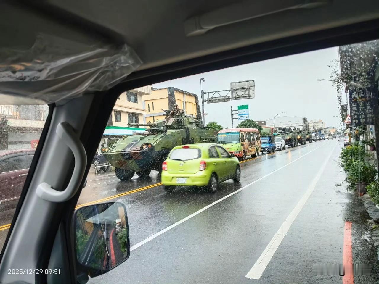 台湾省网友分享：台伪军慌张出营。
