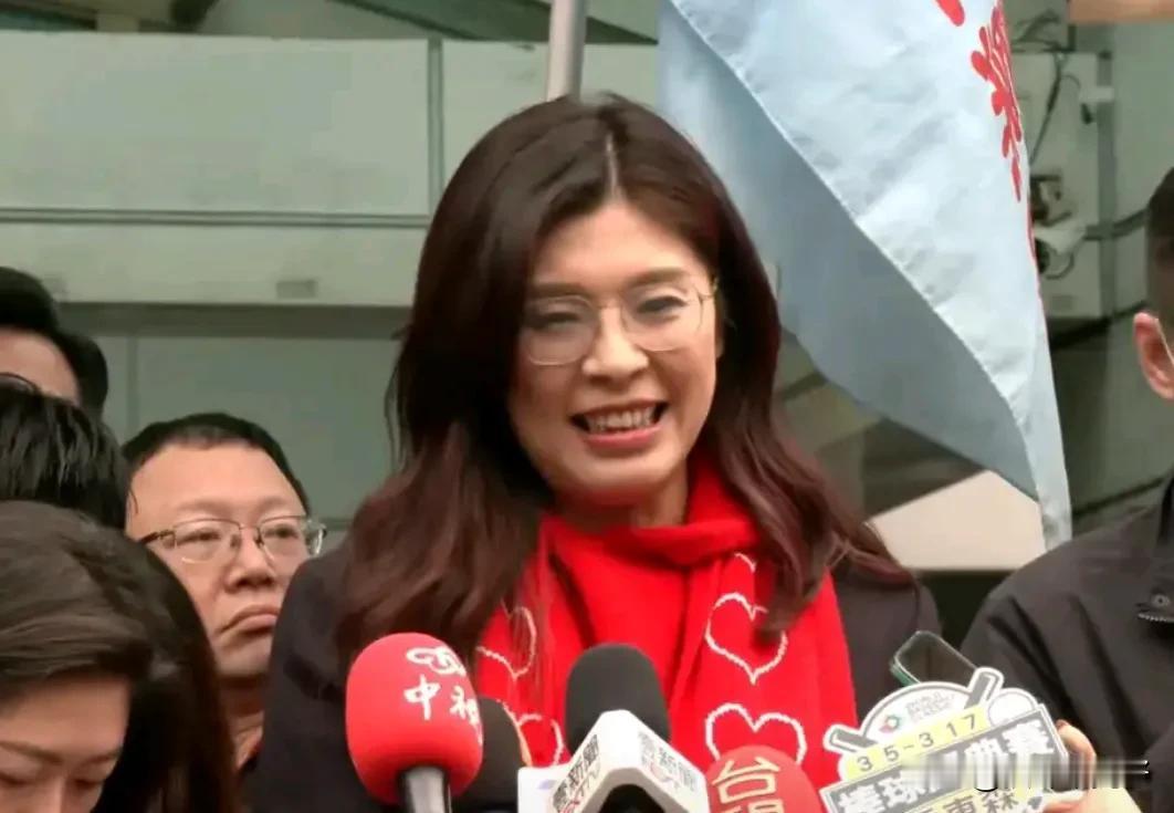 赖说有朝郑丽文方向挥手，郑丽文：没看到时间步入新的一年，不过岛内绿营与蓝白之