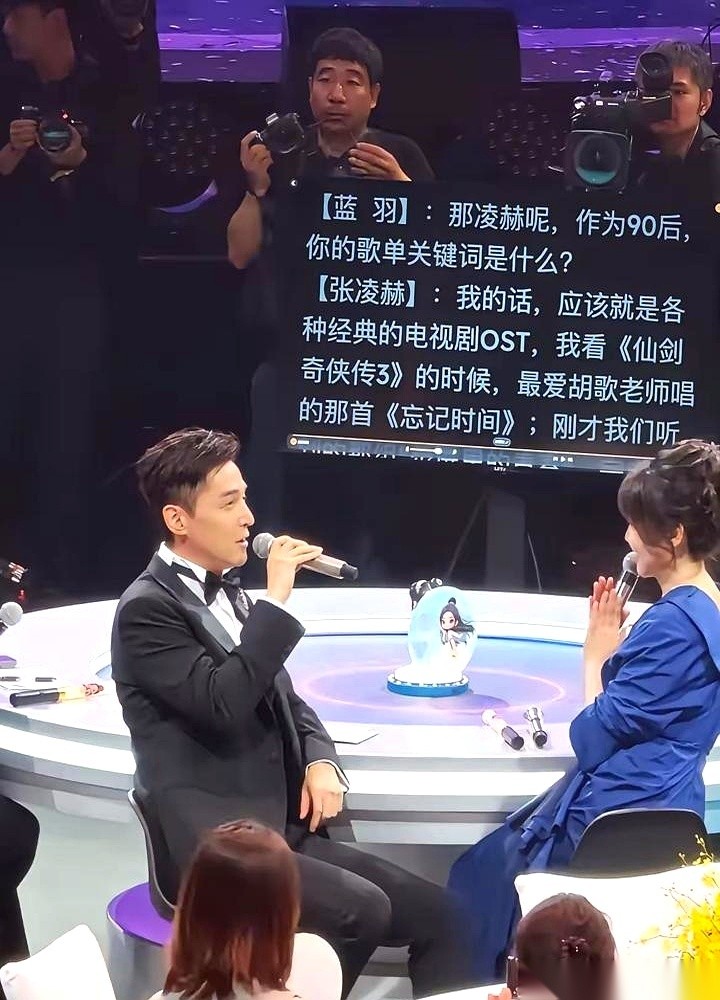 大湾区晚会上，蓝羽全程脱稿背完了超长串词。站她旁边的胡歌和容祖儿全在偷瞄提词器，胡歌自己都惊叹大家全