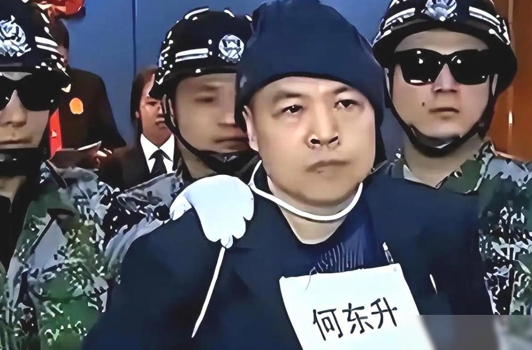 2002年夏天，济南。一个女人躺在自家西屋的水泥台上纳凉看书，她以为那就是个避暑