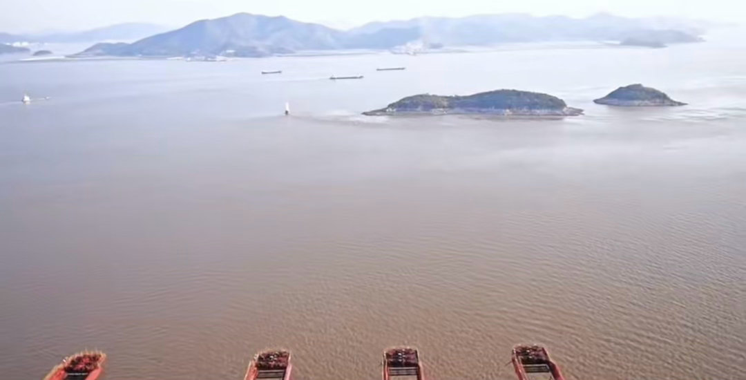 宁波短剧赛道全面升温拍一部短剧，爱上一座城。这里的古巷烟火与现代楼宇，都是短剧