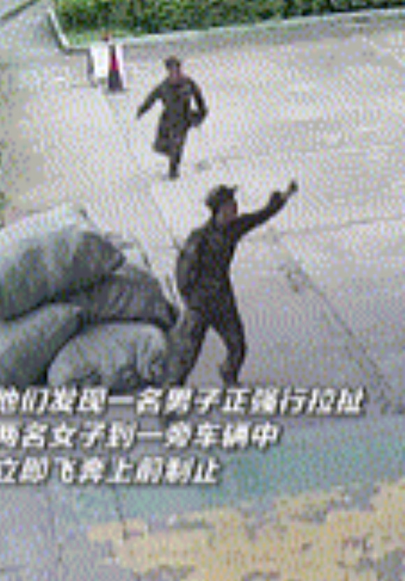 “行走的三等功！”浙江，一名男子竟然在武警营区门口，强行拉拽2名女孩，想粗暴的塞