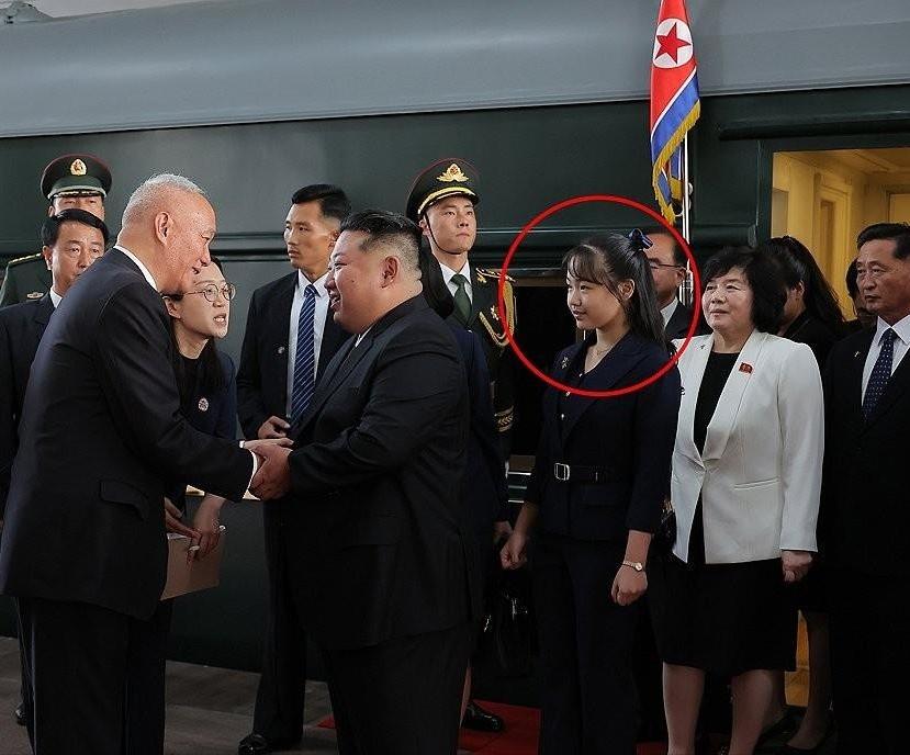 金正恩的接班人定了？韩国情报机构给出大胆推测：金正恩携女访华，为其接班做铺垫！