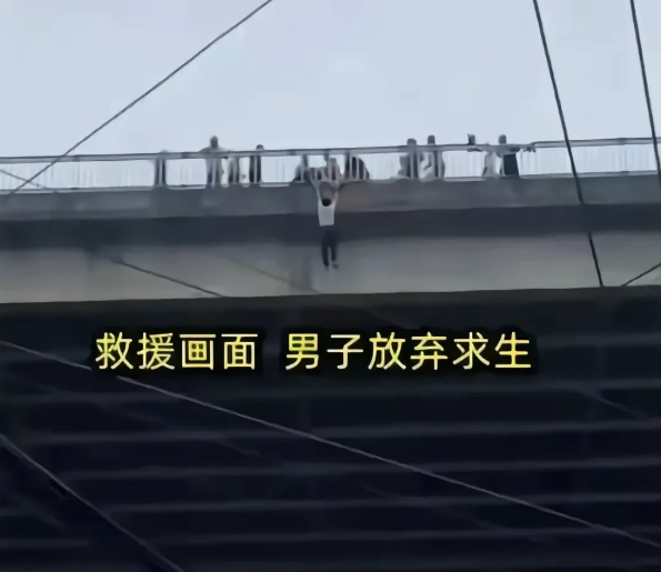四川叙永县27岁的张某，因为妻子出G，自己绝望跳桥自S，虽然他的妻子抱着不满18