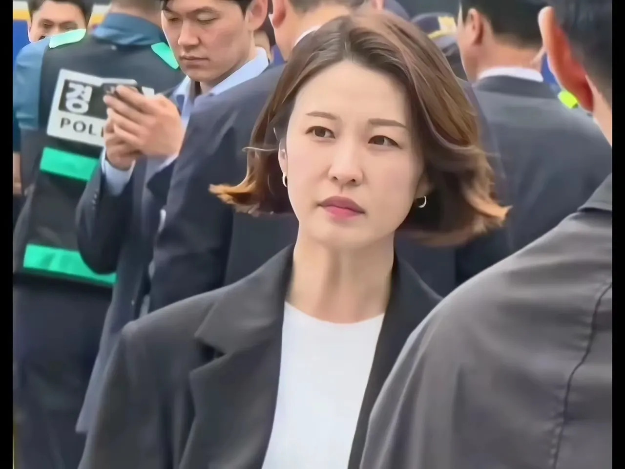 韩国现任总统李在明，眼下似乎被对手抓住了软肋。因前主持人安贵玲与李在明曾有一定的
