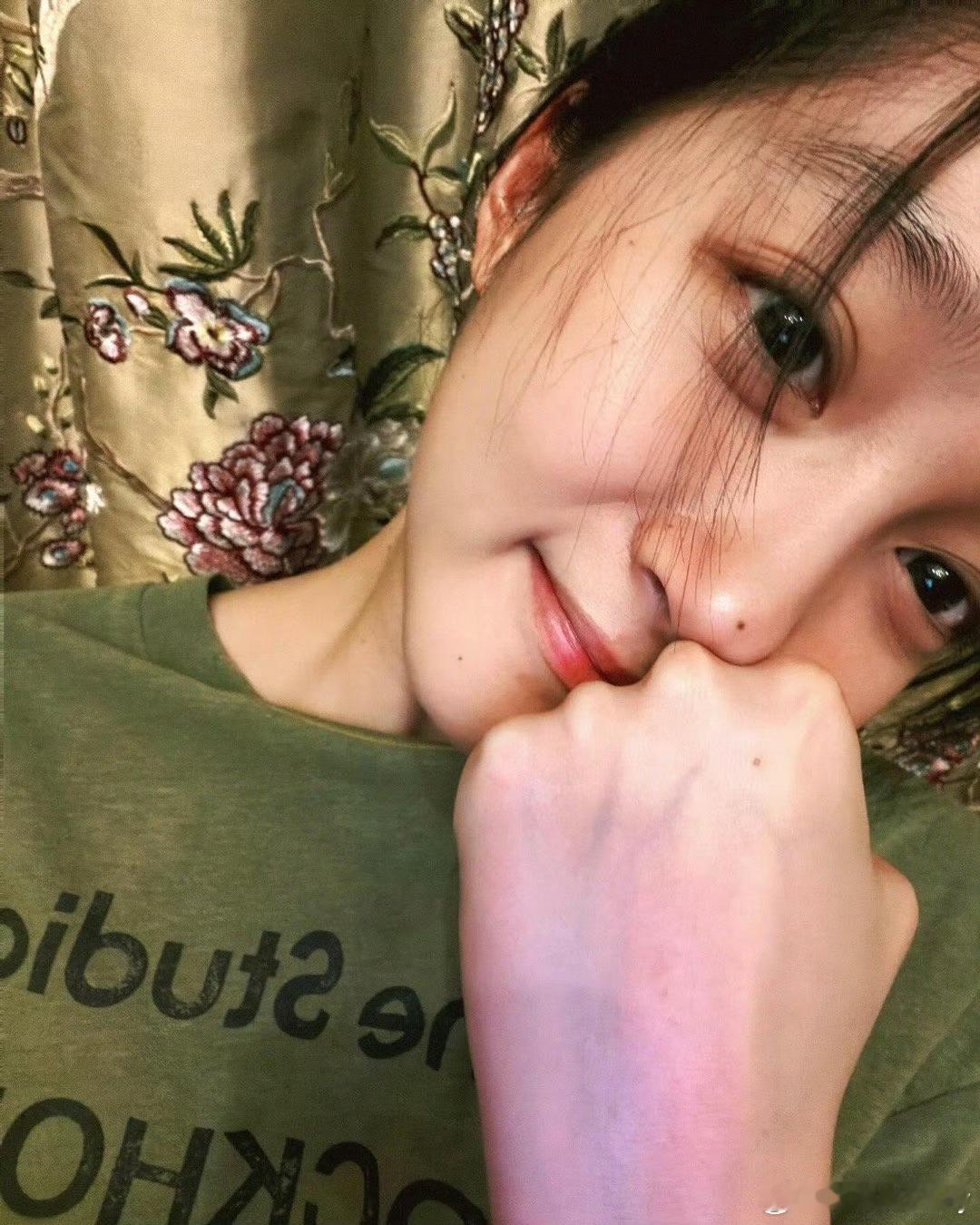 关晓彤这热搜体质，随便发个微博就上热搜，双眼皮大大的，最近几天应该是很放松，马上