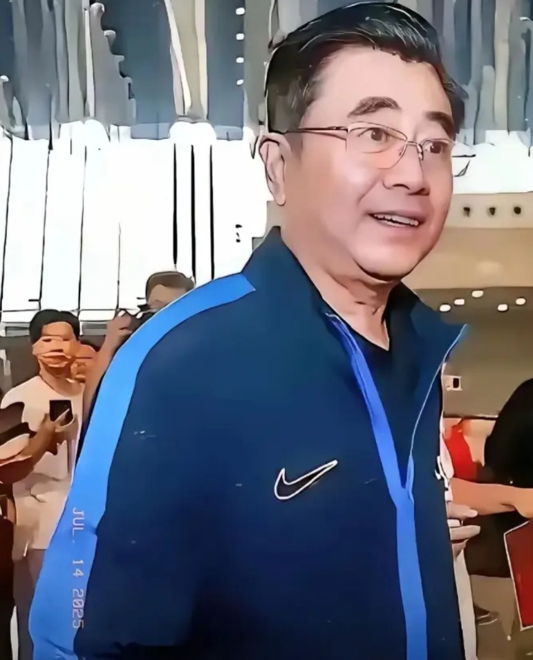 足协主席真的慌了。他原本以为靠着足协这杆大旗能太太平平熬到退休。没想到球迷们