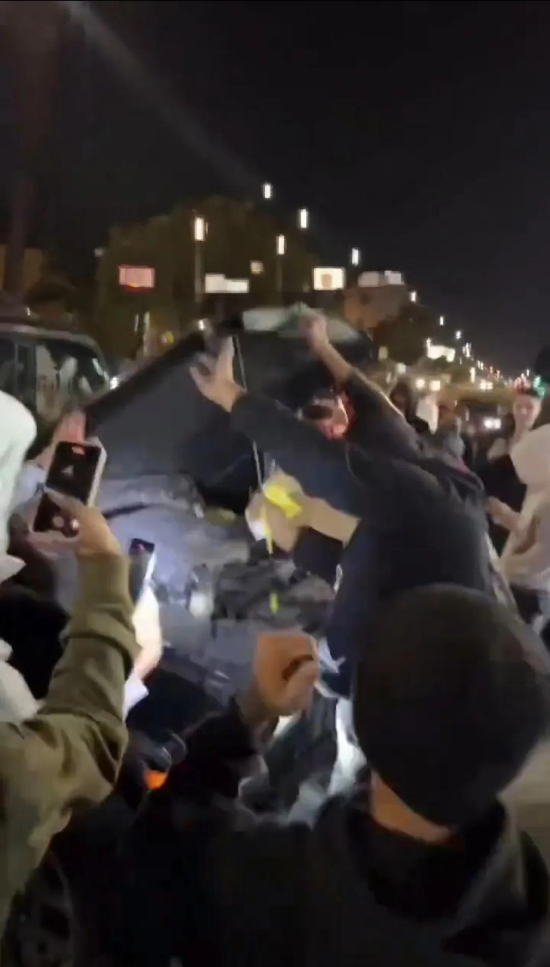 洛杉矶这些人可真是太疯狂了，他们现在开始了在路边烧汽车，而且还是随机的。但是他们