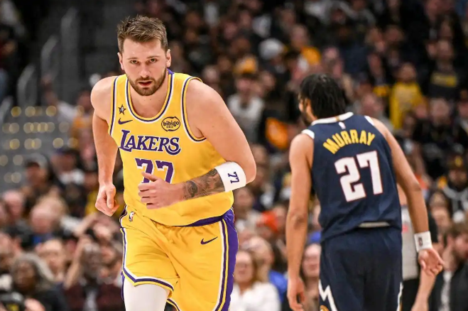 东契奇巅峰真的过了吗？很多人觉得东契奇在湖人打的不如独行侠，翻了翻东契奇今年3