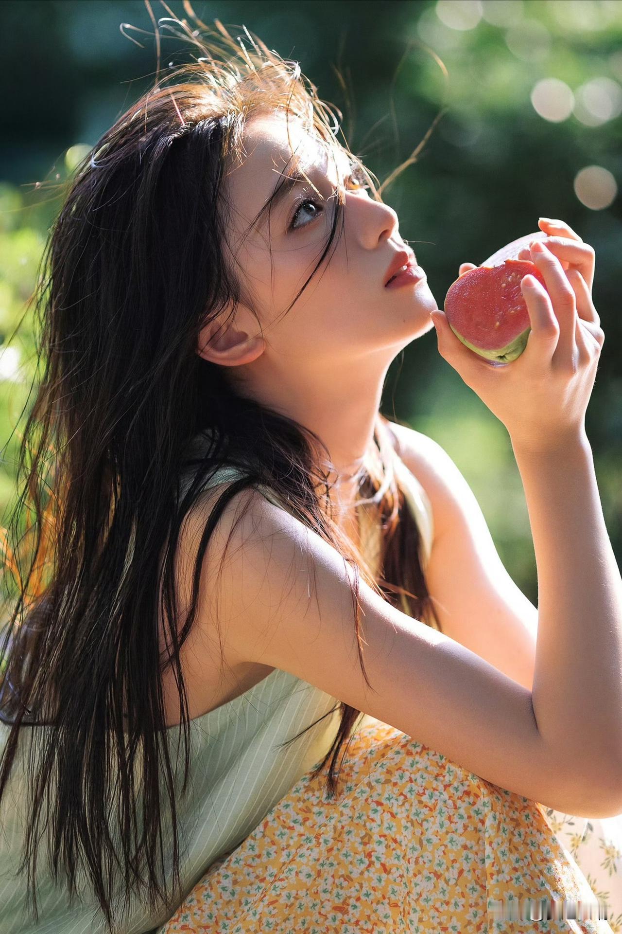 夏日甜美少女，咬一口清凉水果，感受生活的美好！🌞🍉💕