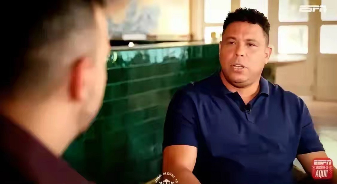 主持人：“你觉得梅西是史上最佳球员吗？”大罗：“梅西肯定是超巨，进历史前十没啥