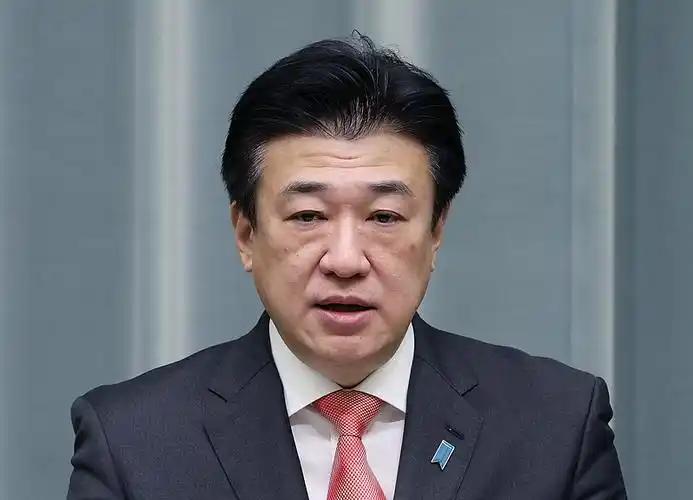 日本急了。真急了。9月7日，中国商务部一纸公告砸下来，原产于日本的二氯二氢硅存