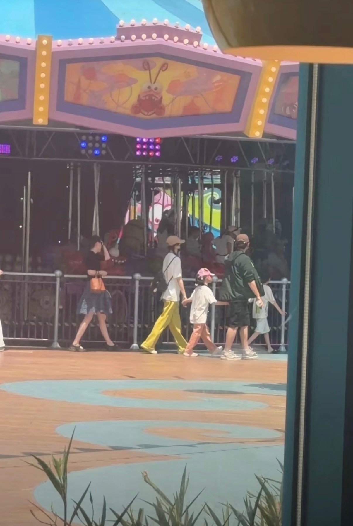 新加坡偶遇唐嫣罗晋一家三口唐嫣罗晋的女儿都这么大了网友新加坡偶遇唐嫣罗晋一家三