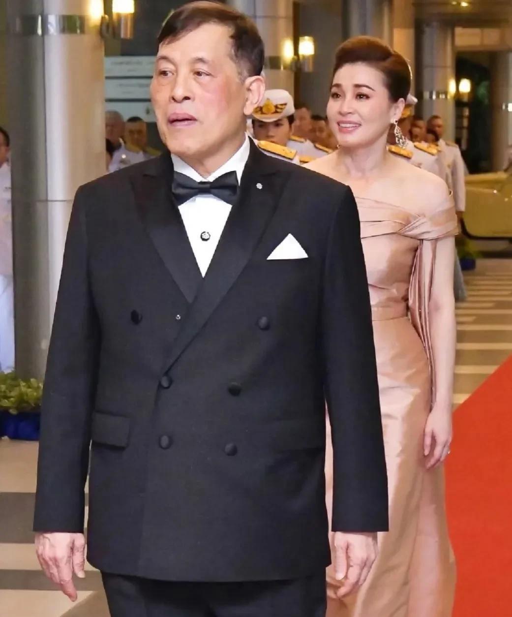 诗妮娜高调复出后，苏提达王后现身继前两天诗妮娜在德国高调亮相后，王后陪泰王看剧