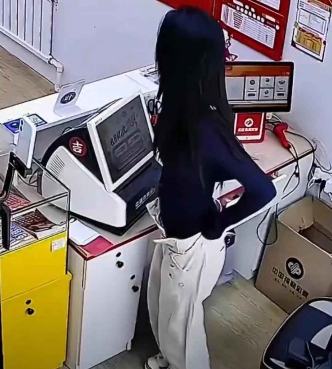 女子脱掉外裤在店内收银台跳舞发现顾客进门女子迅速穿上裤子坐下