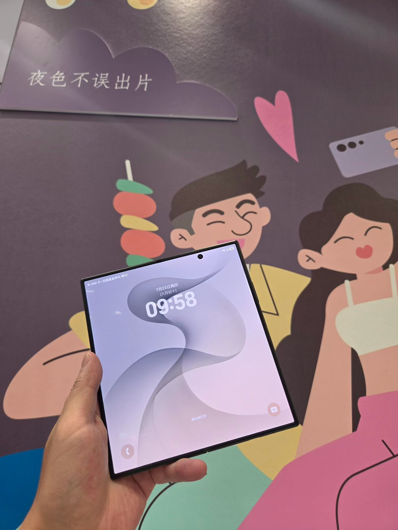 三星GalaxyFold8真的太轻薄了！真实4:3比例，追剧更沉浸了！全新铰