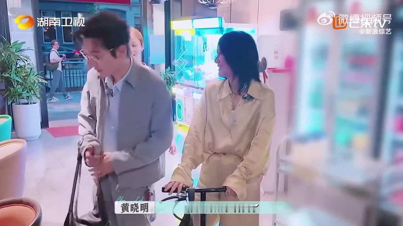 近日，中餐厅嘉宾成员来到一家火锅店吃饭，结果位子订在二楼，尚雯婕由于腿旧伤复发，