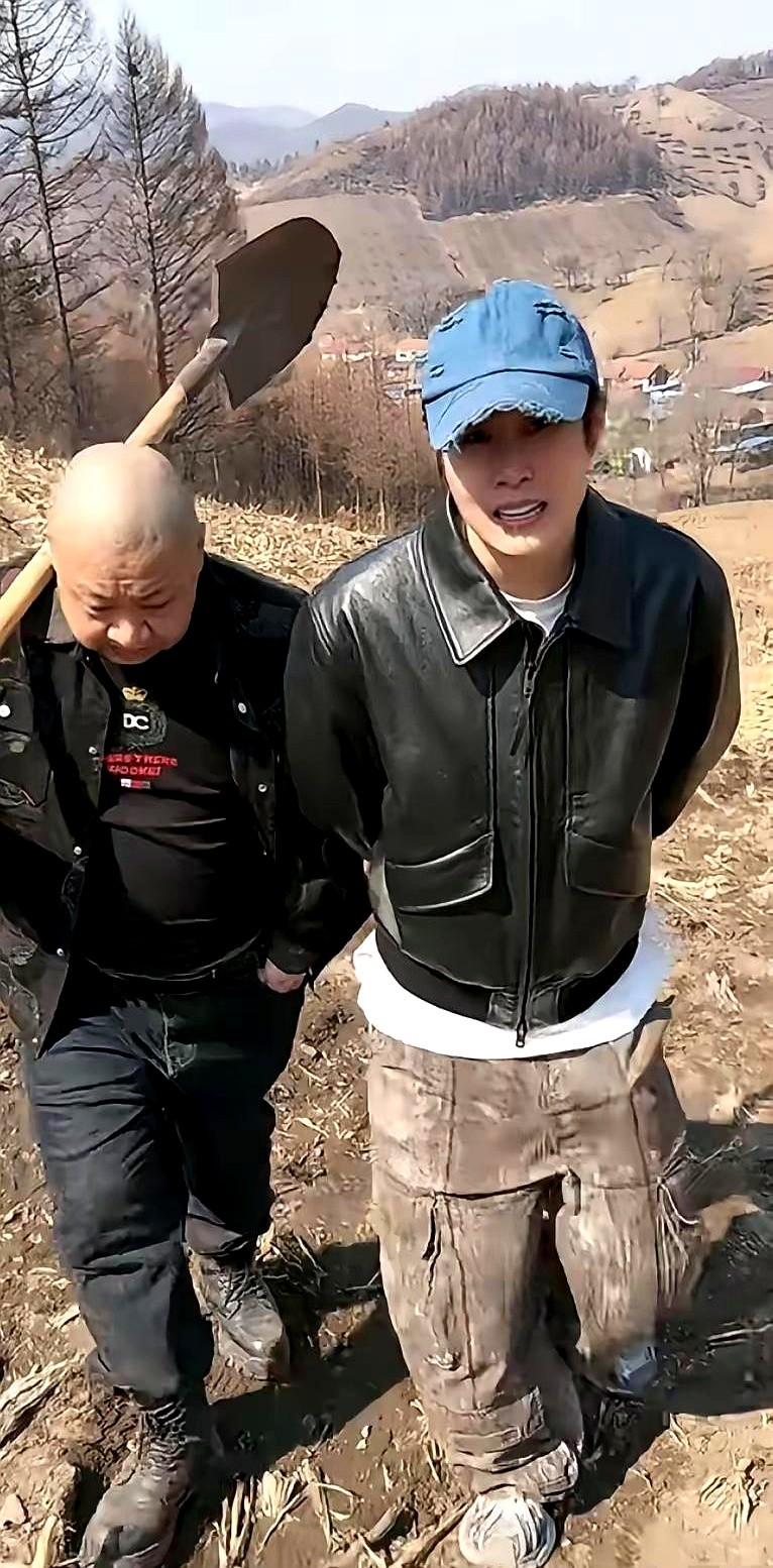 小沈阳回老家，跟哥哥沈飞在地里聊天。他开玩笑说：“老房子都让你卖了，我哪还记