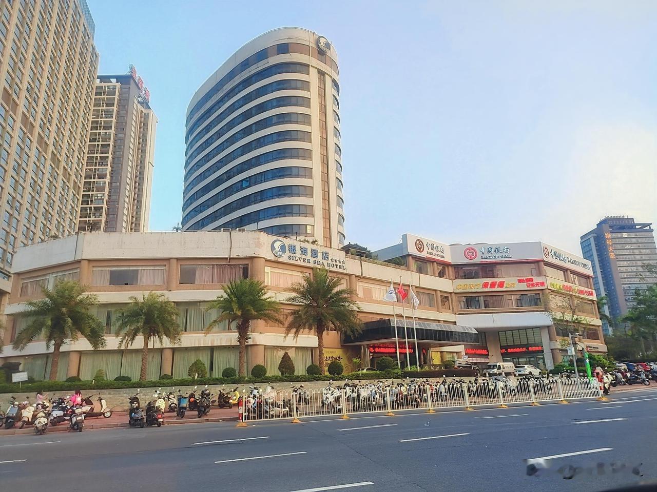 银海酒店座落于湛江市经济技术开发区乐山路，在湛江三帆雕像的旁边，它是湛江市经济技