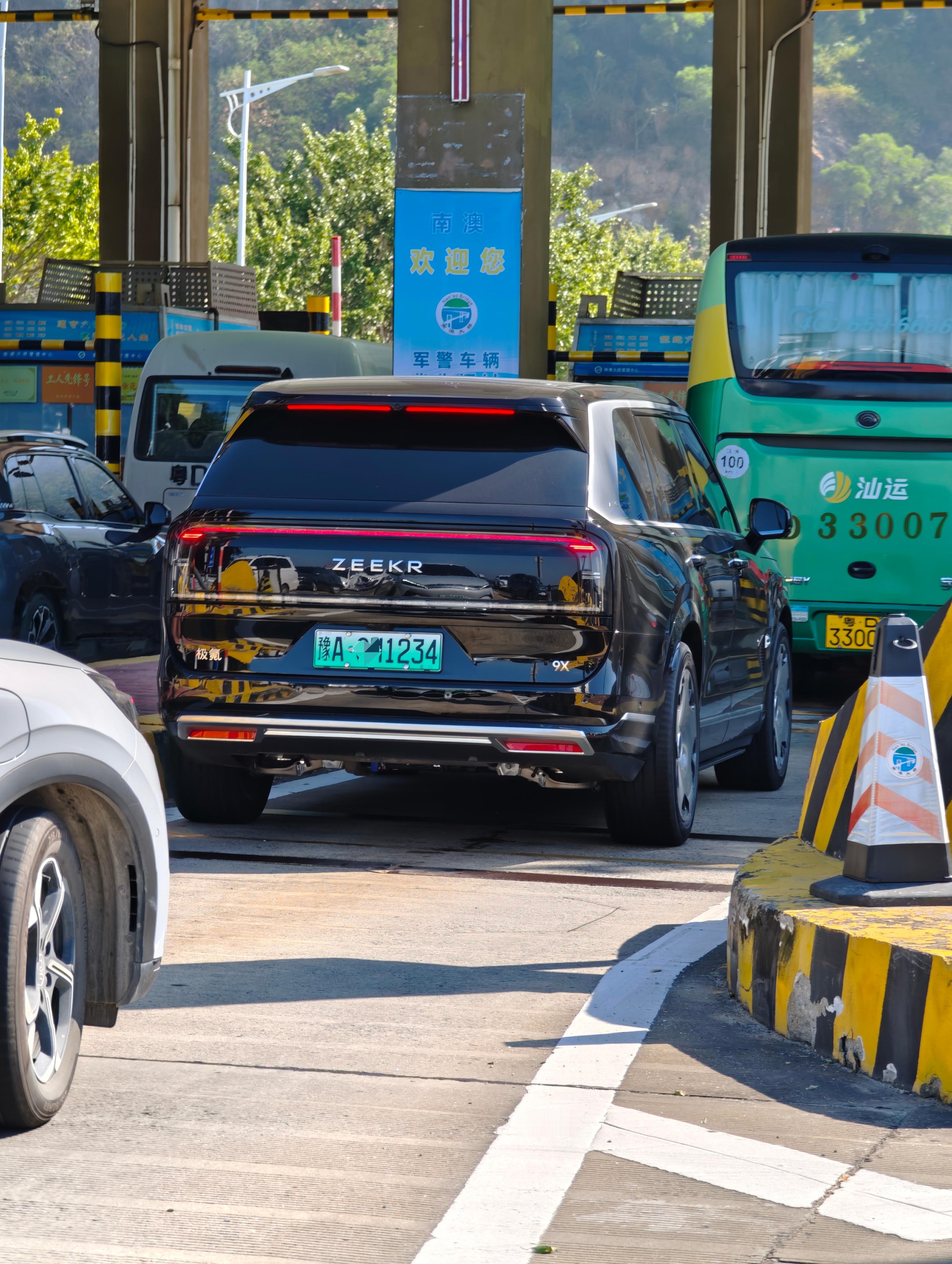 环形尾灯如果不全部点亮的话，极氪9X的车尾观感没啥问题，很尊很霸气虽然不如车头那