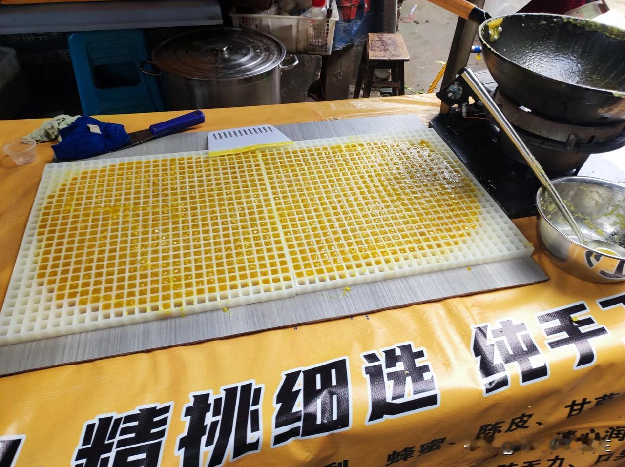 今天买菜，看见卖川贝枇杷膏的，居然架着口锅，在现场熬制。他把熬好的滚烫膏汁倒入