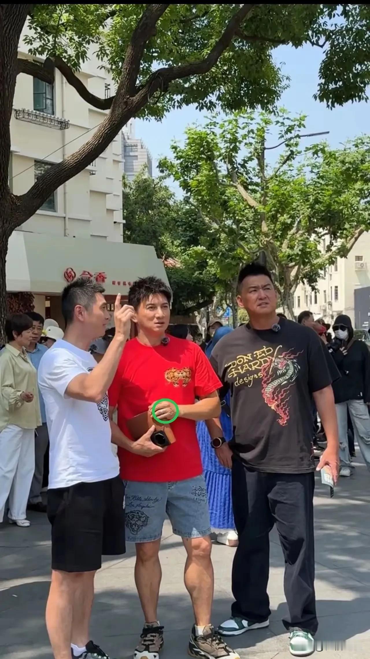 一看吴奇隆这个腿，就知道他是常年健身的，也难怪他看起来这么年轻，状态那么好，这都