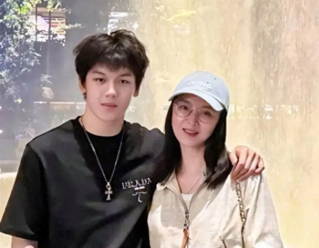 谁能想到王艳如今活得让人佩服！丈夫王志才欠下11亿，2019年就失联，上亿豪宅