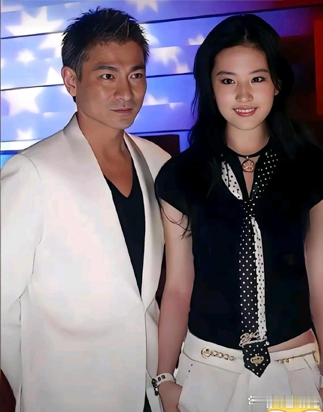 2006年刘亦菲与刘德华合影曝光，距今近20年。45岁刘德华帅气依旧，19岁刘亦