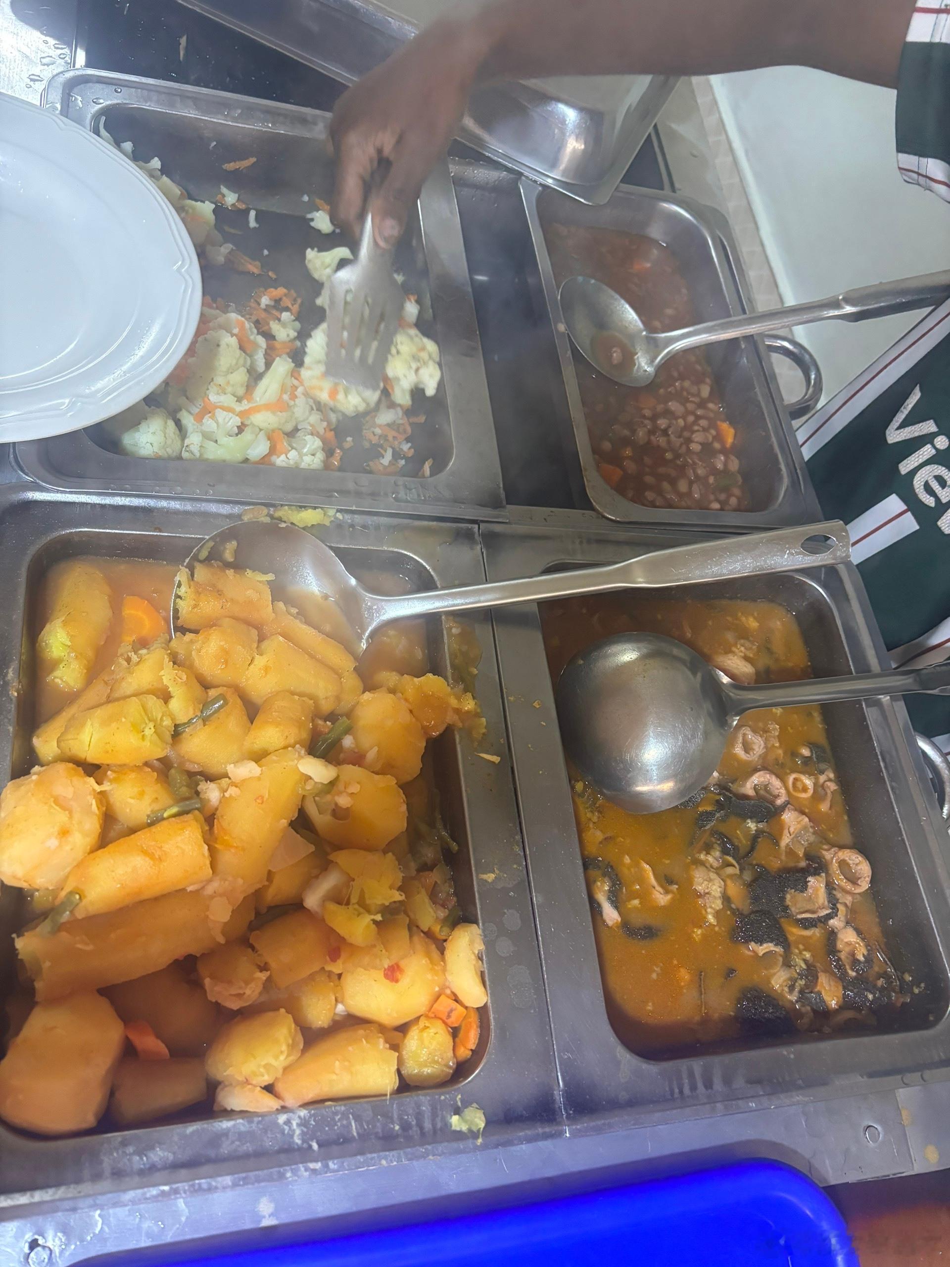 这是我在乌干达的kabale小镇吃的早餐，这个是酒店自带的早餐，但是需要付费，